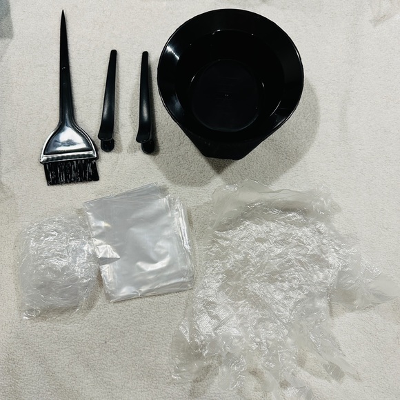 THE ESSENTIALS KIT 
FOR AT-HOME HAIR COLORING - Picture 2 of 4